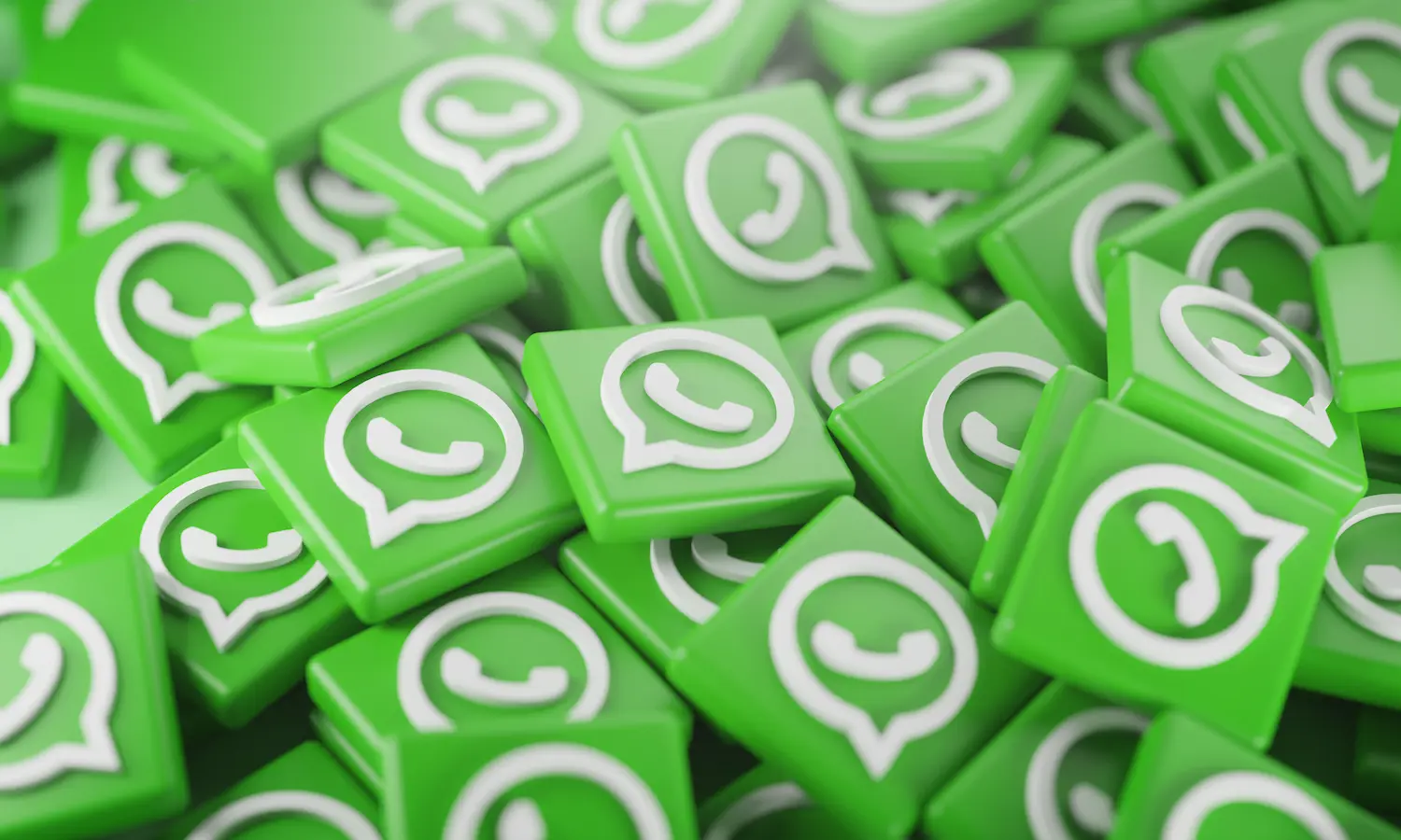 Peças verdes com o logotipo do WhatsApp representam os novos recursos lançados pela plataforma.