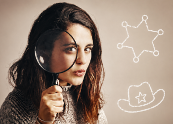 Mulher jovem segurando lupa com desenhos de estrela de xerife e chapéu ao fundo, simbolizando a dúvida entre xerife ou cherife?