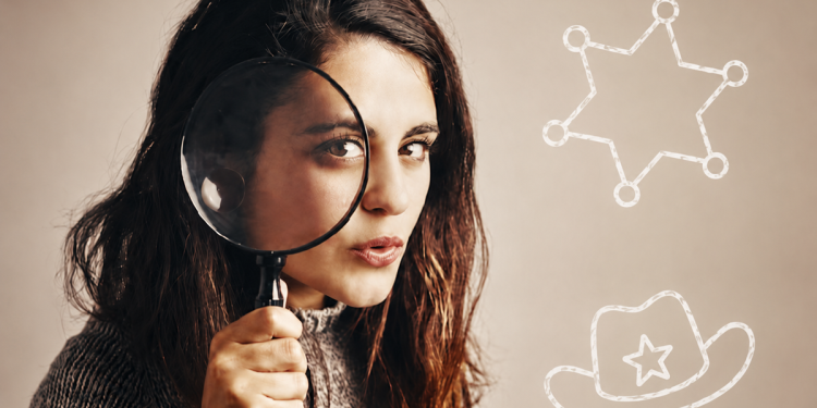 Mulher jovem segurando lupa com desenhos de estrela de xerife e chapéu ao fundo, simbolizando a dúvida entre xerife ou cherife?