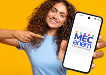 Jovem divulga simulado do MEC ENEM em celular sobre fundo amarelo.