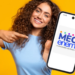Jovem divulga simulado do MEC ENEM em celular sobre fundo amarelo.