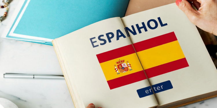 Livro aberto com bandeira da Espanha e texto "Espanhol".