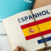 Livro aberto com bandeira da Espanha e texto "Espanhol".