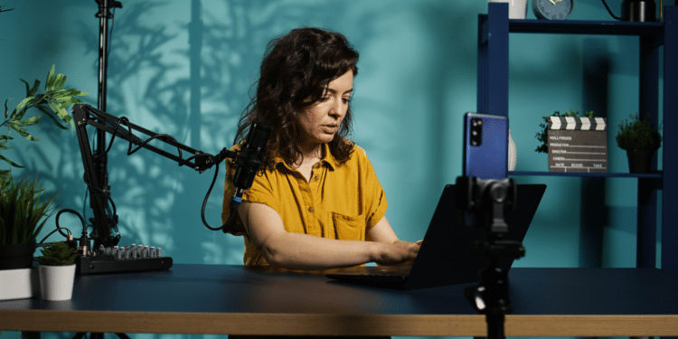 Criadora de conteúdo grava podcast com cenário moderno azul.