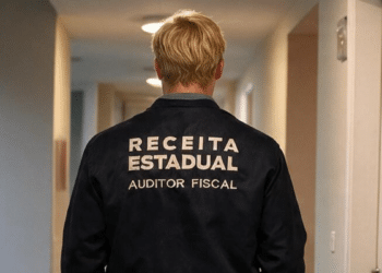 Auditor fiscal andando de costas em corredor.