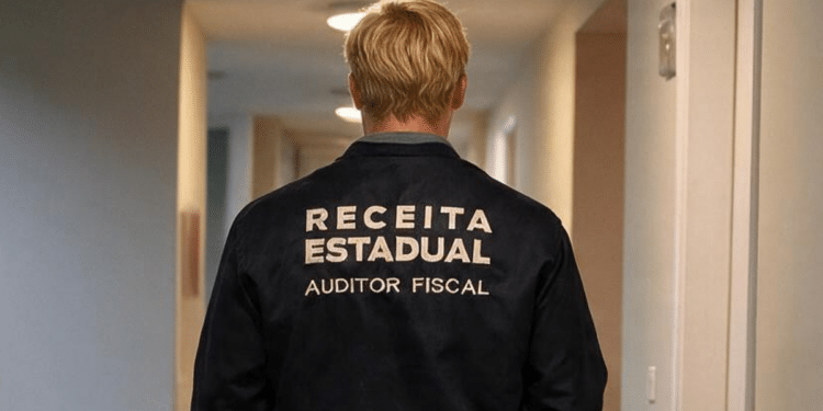 Auditor fiscal andando de costas em corredor.