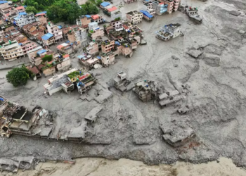 Casas destruídas por deslizamento de terra em área urbana durante enchente.