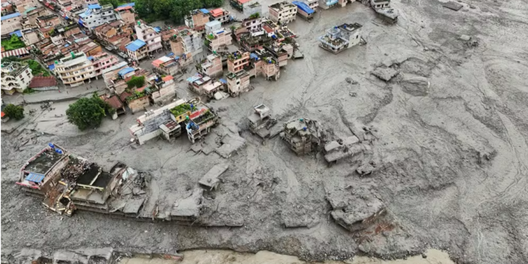 Casas destruídas por deslizamento de terra em área urbana durante enchente.