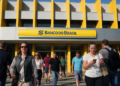 Movimento intenso na entrada do Banco do Brasil em horário comercial.
