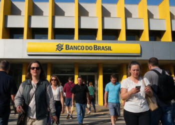 Movimento intenso na entrada do Banco do Brasil em horário comercial.