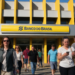 Movimento intenso na entrada do Banco do Brasil em horário comercial.