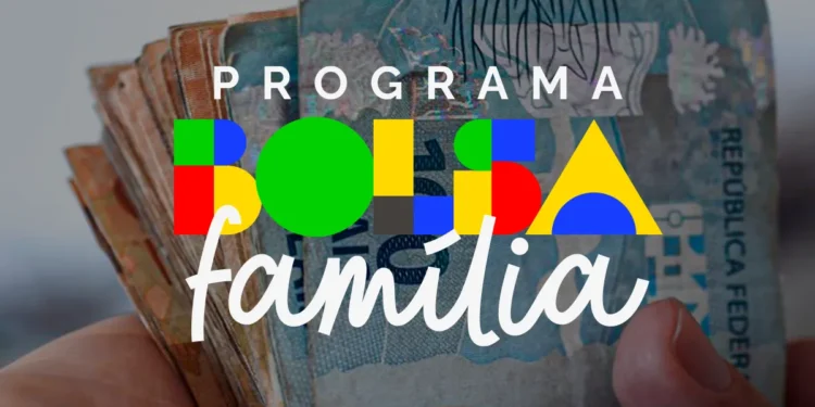 Mãos seguram cédulas de real em imagem ilustrativa sobre o calendário do Bolsa Família de agosto.
