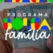 Mãos seguram cédulas de real em imagem ilustrativa sobre o calendário do Bolsa Família de agosto.