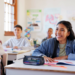 Estudantes atentos em aula de ciências em ambiente escolar descontraído.