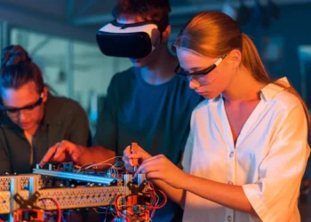 Estudantes de Curso Superior de Tecnologia realizam atividade prática com equipamentos eletrônicos em laboratório.