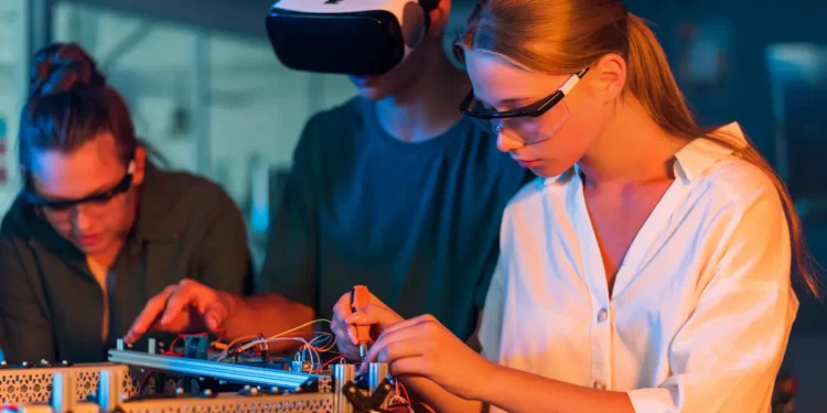 Estudantes de Curso Superior de Tecnologia realizam atividade prática com equipamentos eletrônicos em laboratório.
