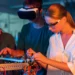 Estudantes de Curso Superior de Tecnologia realizam atividade prática com equipamentos eletrônicos em laboratório.