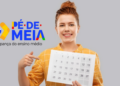 Jovem apresenta calendário ao lado do logo Pé-de-Meia.