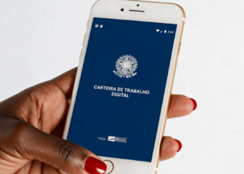 Carteira de Trabalho Digital exibida em smartphone no Brasil.