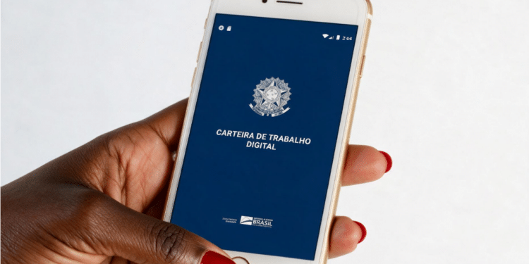Carteira de Trabalho Digital exibida em smartphone no Brasil.