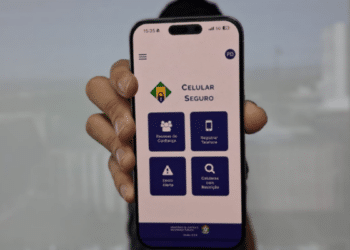Aplicativo Celular Seguro apresentado em destaque por usuário.