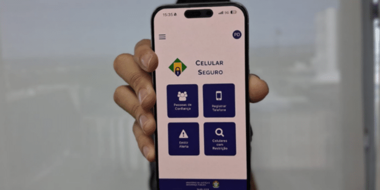 Aplicativo Celular Seguro apresentado em destaque por usuário.
