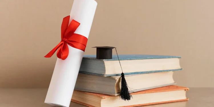 Imagem ilustrativa sobre o certificado do Encceja ao lado de livros e capelo de formatura.