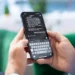 Mãos seguram celular com o ChatGPT aberto durante uma atividade de estudo.