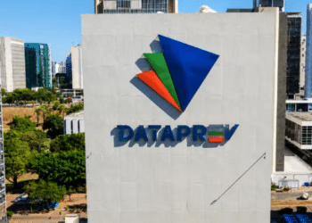 Fachada da Dataprev em Brasília se destaca entre prédios.
