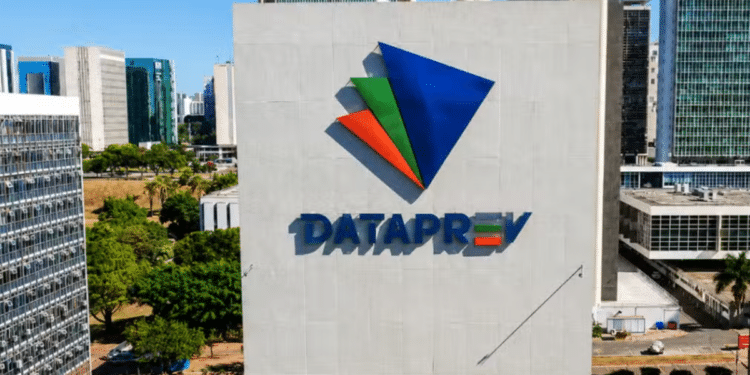 Fachada da Dataprev em Brasília se destaca entre prédios.