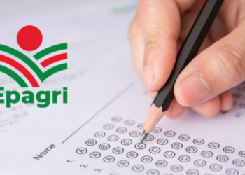 Mão preenchendo cartão-resposta com lápis ao lado do logotipo da Epagri.