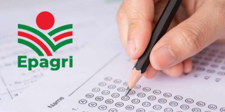 Mão preenchendo cartão-resposta com lápis ao lado do logotipo da Epagri.