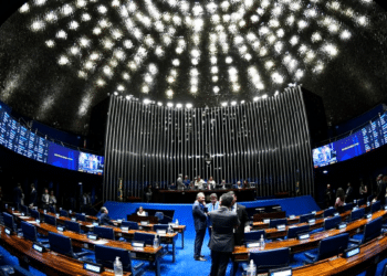 Sessão no Plenário do Senado Federal do Brasil com parlamentares em discussão.