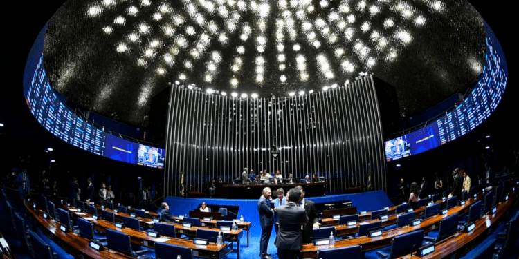 Sessão no Plenário do Senado Federal do Brasil com parlamentares em discussão.