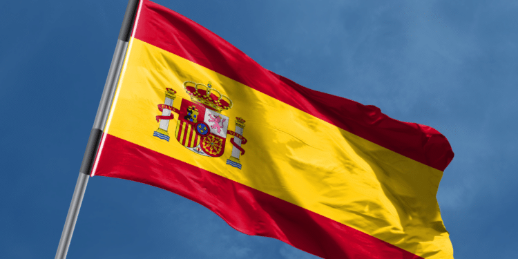 Bandeira da Espanha tremulando ao vento em dia ensolarado.