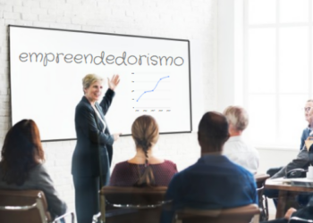 Aula sobre empreendedorismo em sala clara.