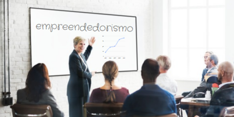 Aula sobre empreendedorismo em sala clara.