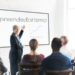 Aula sobre empreendedorismo em sala clara.