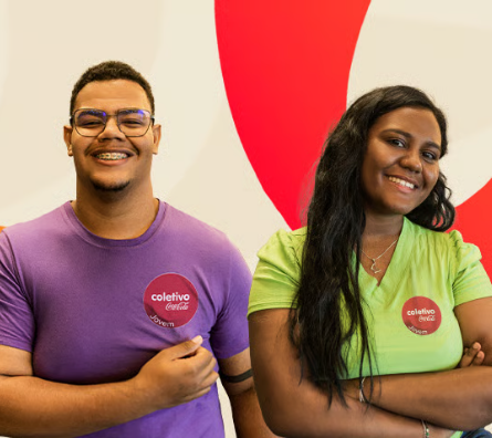 Jovens sorridentes do Coletivo Coca-Cola em ambiente de integração.