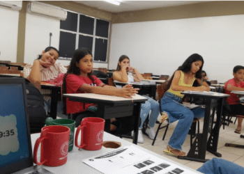 Aula de inglês descontraída com jovens em sala de aula.