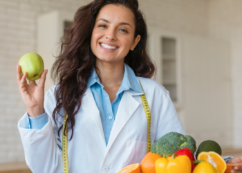 Nutricionista segurando frutas.