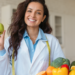 Nutricionista segurando frutas.
