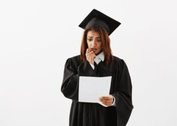 Recém-formada apreensiva conferindo diploma em cerimônia.