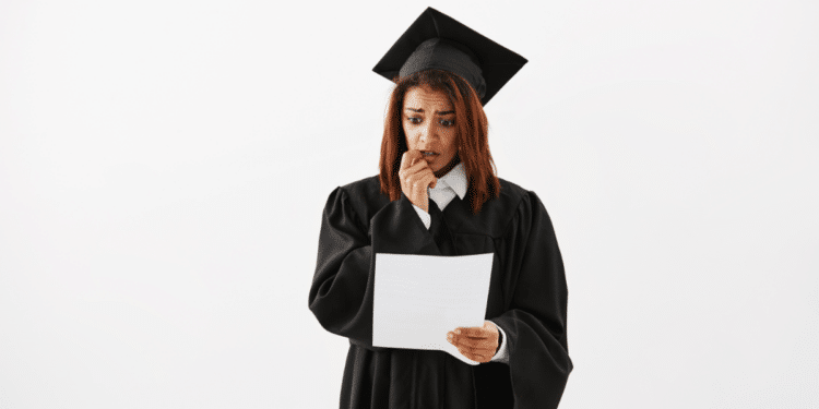 Recém-formada apreensiva conferindo diploma em cerimônia.