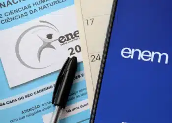 Caderno de prova e celular com referência ao Enem, representando os conteúdos de Química mais cobrados no exame.