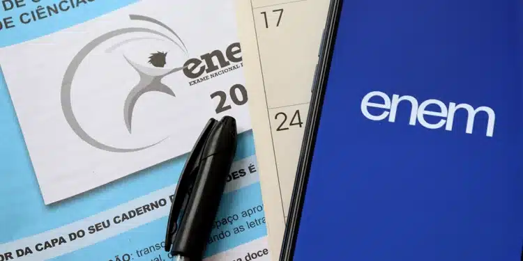 Caderno de prova e celular com referência ao Enem, representando os conteúdos de Química mais cobrados no exame.