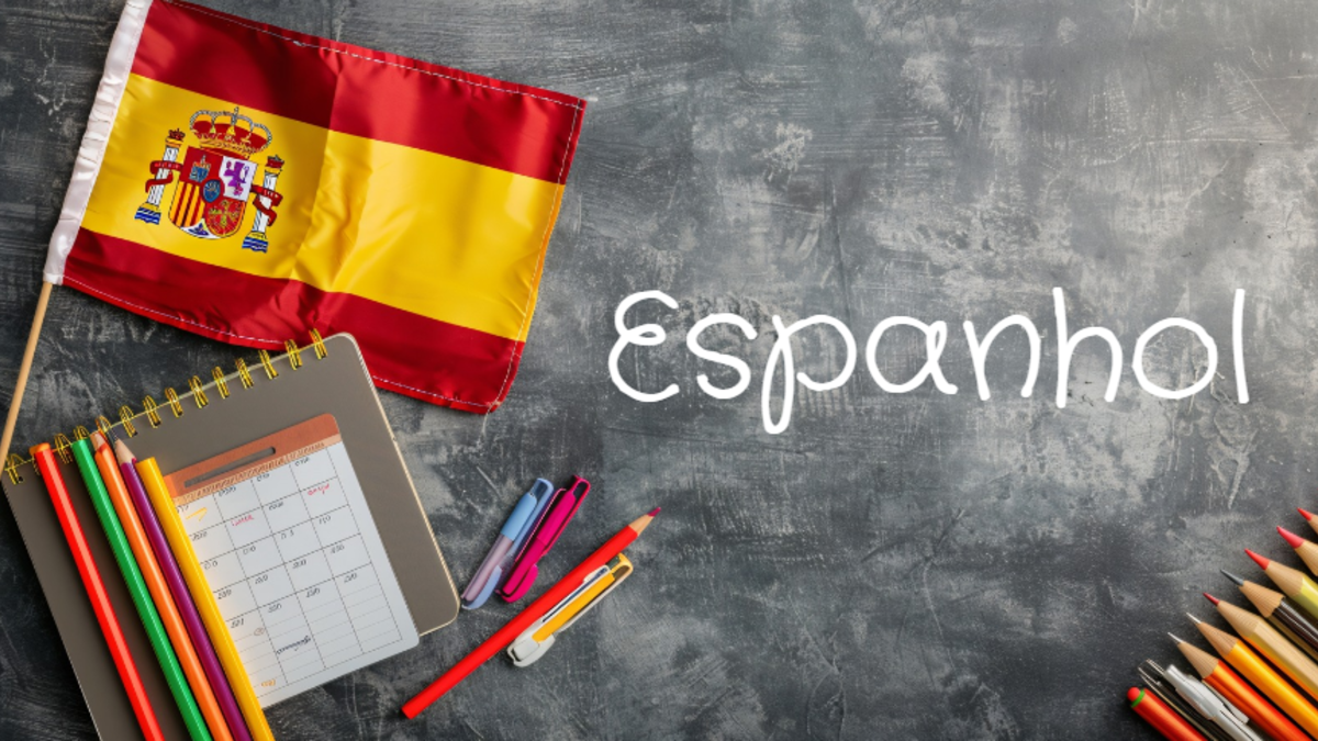 Material escolar, bandeira da Espanha e palavra "Espanhol" em fundo de quadro.