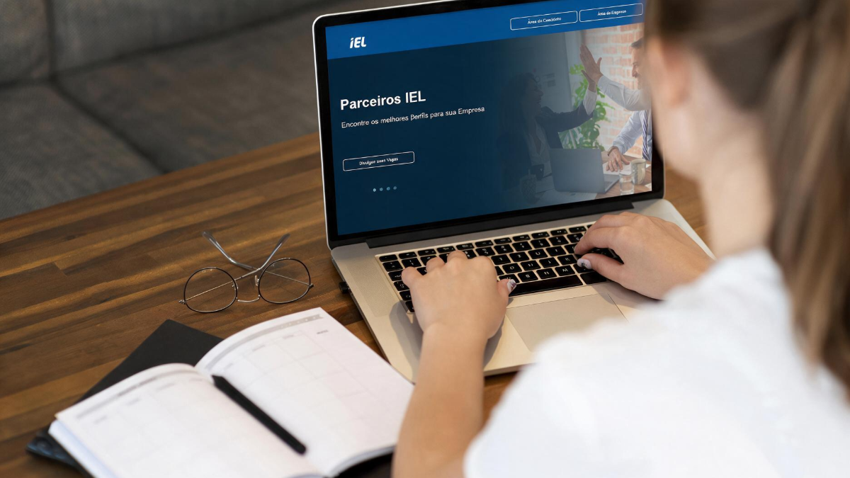 Mulher acessa portal IEL Parceiros em notebook.