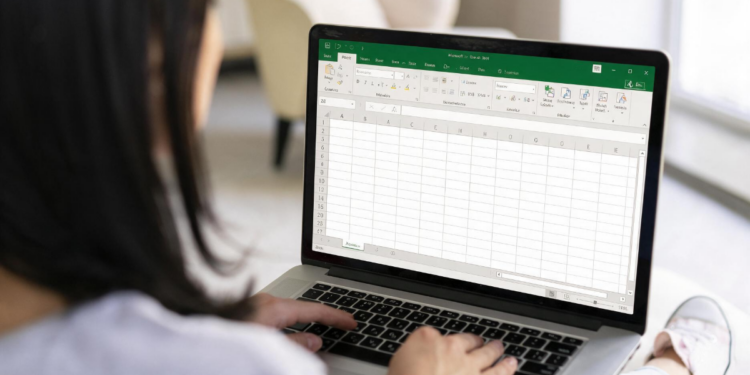 Pessoa utilizando notebook com planilha do Excel aberta.