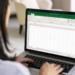 Pessoa utilizando notebook com planilha do Excel aberta.
